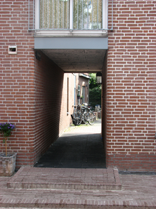 819275 Gezicht door de onderdoorgang naar de Oranjehof te Utrecht, vanuit de Jan Meijenstraat naar het oosten.